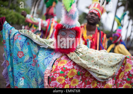 Kulturshow Maskerade Tänzer in St. Kitts und Nevis in der Karibik. Stockfoto