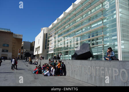 Menschen in der Sonne draußen das MACBA, Barcelona Museum für zeitgenössische Kunst in el Raval, Barcelona Stockfoto