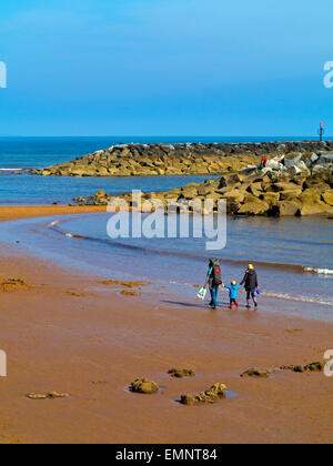 Familie zu Fuß am Strand von Sidmouth ein beliebte Ferienort an der Jurassic Coast in South Devon England UK Stockfoto