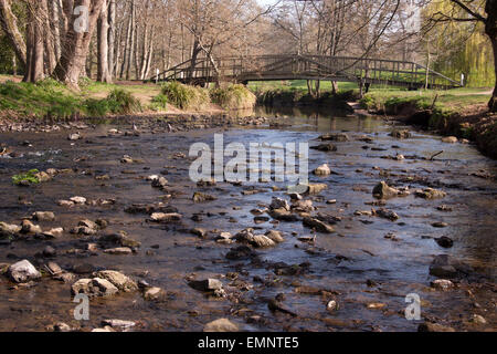 Sidmouth. Der Fluss fließt durch die Byes Sid, ein Riverside park, in Sidmouth, Devon. Stockfoto