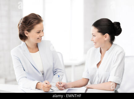 zwei Geschäftsfrauen mit Diskussion in Büro Stockfoto