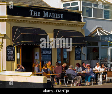 Kunden, die einen Drink in der Sonne vor The Marine Pub in Sidmouth ein kleiner Badeort im Süden Devon England UK Stockfoto