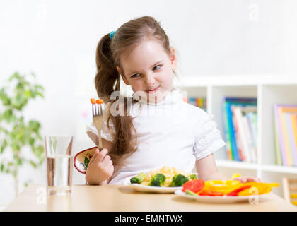 Kind weigert sich, seinen Abend essen Stockfoto