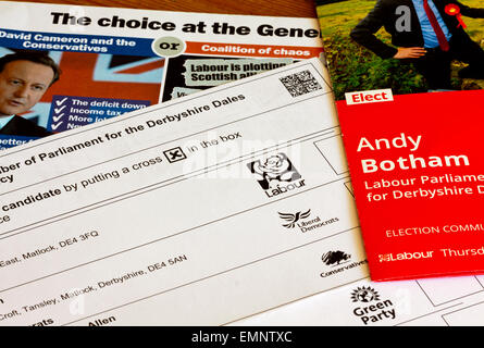 Britische allgemeine Wahl Wahlzettel mit Boxen für die Abstimmung für verschiedene politische Partei Kandidaten mit Wahl Flugblätter markiert Stockfoto