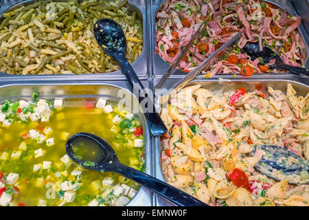 Verschiedene mediterrane Salate am Buffet Restaurant Stockfoto