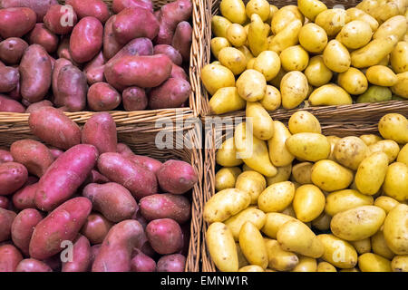 Verschiedenen Kartoffeln zum Verkauf gesehen auf einem Markt Stockfoto