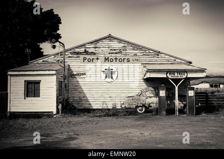 Verlassene Tankstelle mit Plymouth Belvedere Auto und zwei Zapfsäulen verrotten auf dem Vorplatz des Ormondville Farbe EMNW22 Stockfoto