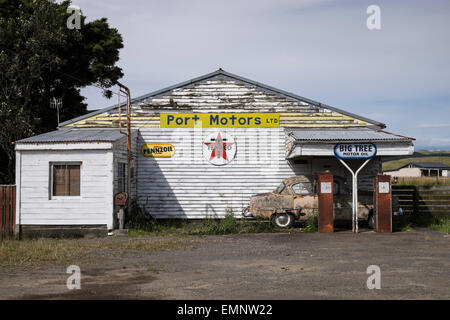 Verlassene Tankstelle mit Plymouth Belvedere Auto, zwei Zapfsäulen verrotten auf dem Vorplatz des Ormondville Black white EMNW20 Stockfoto