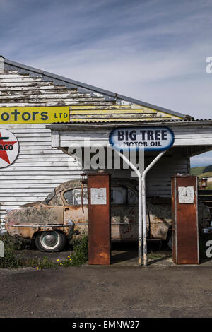 Alte verlassene Tankstelle mit einem Plymouth Belvedere 1950er Jahren Auto und zwei Zapfsäulen verrotten auf dem Vorplatz. Ormondville, Stockfoto