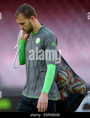 Neapel, Italien. 22. April 2015. Wolfsburgs Bas Dost in Aktion während ihrer Trainingseinheit in Neapel, Italien, 22. April 2015. VfL Wolfsburg triffst SSC Napoli im Quartier UEFA Europa League Rückspiel match am 23. April im Stadio San Paolo in Neapel. Foto: Peter Steffen/Dpa/Alamy Live News Stockfoto