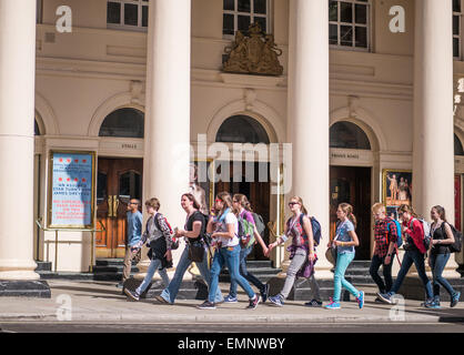 Partei der Schulkinder Spaziergang vorbei an im Theatre Royal am Haymarket, London. Stockfoto