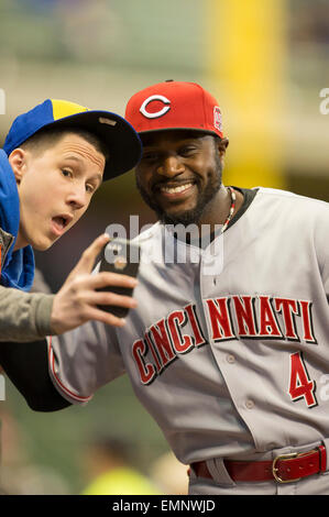 21. April 2015: Cincinnati Reds zweiter Basisspieler Brandon Phillips #4 Register, um für ein Bild mit einem Brauer Ventilator vor dem Hauptliga-Baseball-Spiel zwischen den Milwaukee Brewers und den Cincinnati Reds im Miller Park in Milwaukee, Wisconsin zu posieren. John Fisher/CSM Stockfoto