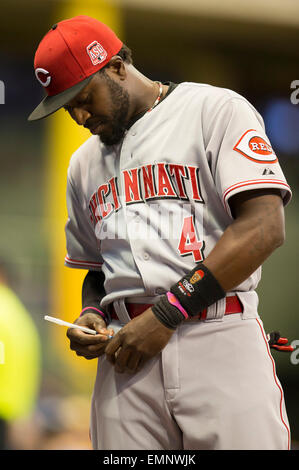 21. April 2015: Cincinnati Reds zweiter Basisspieler Brandon Phillips #4 Zeichen ein Autogramm vor der Major League Baseball Game zwischen den Milwaukee Brewers und den Cincinnati Reds im Miller Park in Milwaukee, Wisconsin. John Fisher/CSM Stockfoto