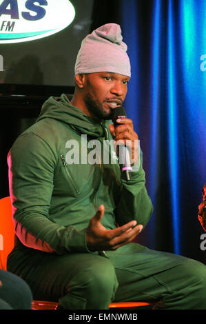 Bala Cynwyd, Pennsylvania, USA. 22. April 2015. Oscar-prämierten Schauspieler, Sänger, Komiker, Schriftsteller und Produzent, JAMIE FOXX, besuchte das IHeart Performance Studio zum Interview mit Power 99 und WDAS FM Radio in Bala Cynwyd Credit: Ricky Fitchett/ZUMA Draht/Alamy Live News Stockfoto