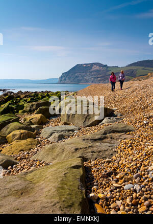 Zwei Frauen zu Fuß am Strand vor Golden Cap Klippe am einladendsten an der Jurassic Coast in West Dorset England UK Stockfoto