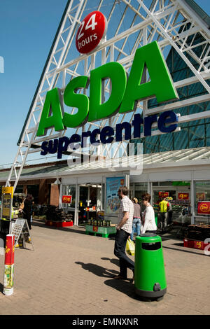 24 Stunden Asda Supermarkt Pudsey Leeds, West Yorkshire United Kingdom Stockfoto