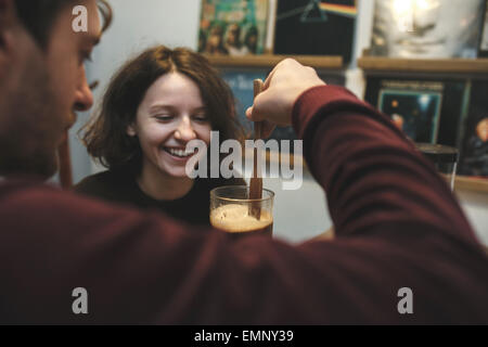 Vintage paar Kaffeezubereitung mit Vakuum Kaffeemaschine. Coffee-Shop.  Vintage getönt Stockfoto