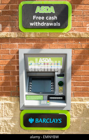 ATM bei Asda Supermarkt in Leeds Stockfoto