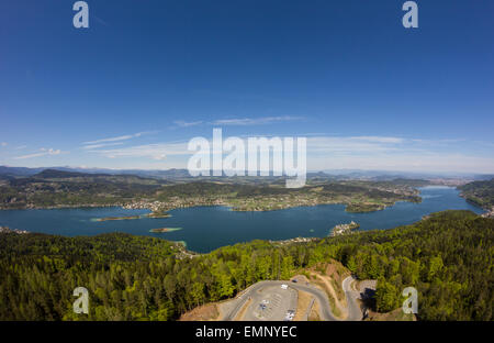 Blick vom Aussichtsturm Pyramidenkogel in Lake Woerth im Frühjahr Stockfoto