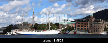 Der Statsraad Lehmkuhl Großsegler im Vagen, UNESCO-Weltkulturerbe, Stadt Bergen, Hordaland, Norwegen, Scandinavia Europa Stockfoto