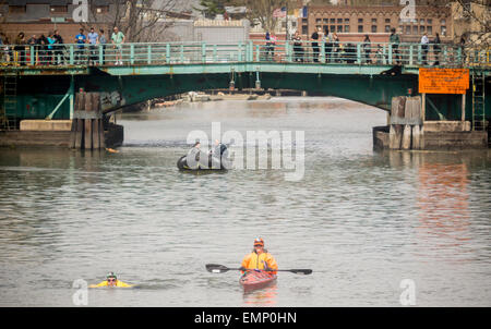 New York, USA. 22. April 2015. Anlegen seiner schützenden Neoprenanzug, sauberes Wasser-Aktivist, was Christopher Swain in den stinkenden Gewässern des verschmutzten Gownus Kanals in Brooklyn in New York am Earth Day, 22. April 2015 schwimmt. Swains schwimmen, Schwimmen etwa ein Drittel des Kanals, war für eine beschleunigte Bereinigung der Wasserstraße aufmerksam. Die Gowanuskanal, die in den späten 1860er Jahren Industrie entlang des Ufers zu erleichtern abgeschlossen war, wurde immer schmutziger, bis eine Pumpstation an einem Ende der Anfang des 20. Jahrhunderts zu den Kanal "Spülen" errichtet wurde. Bildnachweis: Richard Levine/Alamy Live-Nachrichten Stockfoto