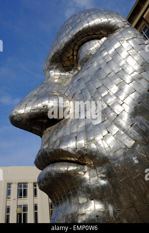 Geschweißte Metallskulptur von mans Gesicht von Rick Kirby auf Silber-Straße in Bedford, England Stockfoto