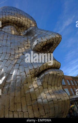 Geschweißte Metallskulptur von mans Gesicht von Rick Kirby auf Silber-Straße in Bedford, England Stockfoto