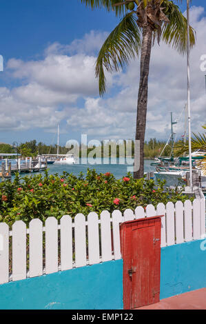 Freeport Bahamas Marina Wicket Zaun - traditionelle Architektur Stockfoto