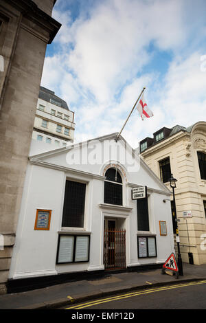 London, UK. 22. April 2015. UK-Wetter: A St George Cross Flagge hängt außerhalb der Orange Street Congregational Church am Vortag Str. Georges Tag. Bildnachweis: Dave Stevenson/Alamy Live-Nachrichten Stockfoto