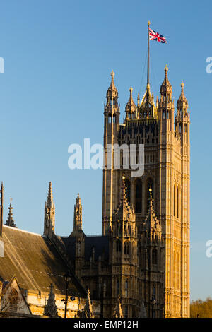 London, UK. 22. April 2015. UK Wetter: Ein Anschluß-Markierungsfahne fliegt im Wind von den Houses of Parliament Vorabend St. George. Bildnachweis: Dave Stevenson/Alamy Live-Nachrichten Stockfoto