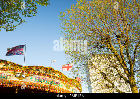 London, UK. 22. April 2015. UK-Wetter: Ein Anschluß-Markierungsfahne und eine St George Cross Flagge fliegen im Wind von einem Karussell am Südufer. Bildnachweis: Dave Stevenson/Alamy Live-Nachrichten Stockfoto