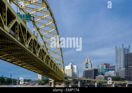 Pittsburgh Pennsylvania Fort Pitt Brücke verbindet Nord & Süden über Monongahela (Mo) Fluss. Stockfoto