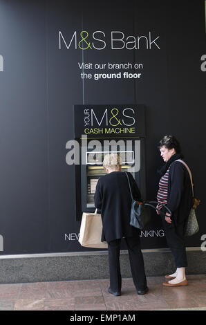 Cash-Maschine aus M & S Bank in The Mall in Bristol eine große aus Stadt Einzelhandel units.22nd April 2015 Stockfoto