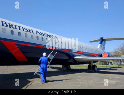 Reparaturarbeiten durchgeführt, auf einem British Airways-Passagier-Jet im Imperial War Museum, Duxford, Cambridgeshire Stockfoto