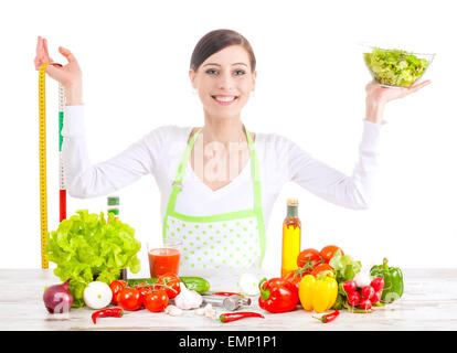 Glückliche junge Frau mit Salat und Messung der Band, gesunde Ernährung und Diät-Konzept. Stockfoto