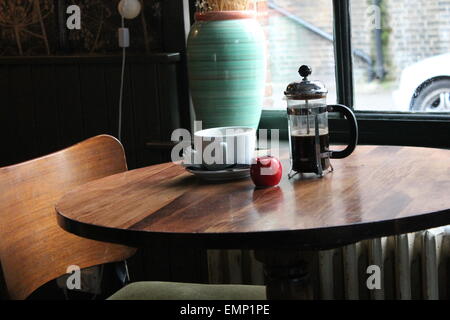 Getränketablett Französisch Presse Getränketablett Kaffeekanne Tasse und Untertasse auf Tabelle Espresso, Braten, Café, Chrom, niemand, Koffein, Stockfoto