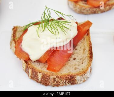 Geräucherter Lachs auf Toast mit frischen Creme Stockfoto