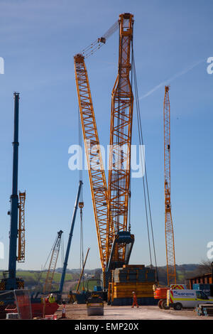 Costain Group PLC Projekt team April, 2015  1200-Tonnen-Gottwald AK-680-3. für den Lift der Spannweiten & rungen für Heysham mit M6 Link Straßenbrücke über den Fluss Lune.  Fahrer mit der M6 durch Nord-Lancashire werden geraten, dass Lancashire County Council £ 124 Millionen Heysham Link Projekt eine neue Phase erreicht hat, die sich auf Autobahn Benutzer auswirken kann. Die neue Straße ist eine 4,8 km zweispurige Kreuzung 34 der M6, eine vollständig umgestaltete Kreuzung mit neuen Zufahrtsstraßen Eröffnung im Sommer 2016 Halbinsel Heysham und Morecambe verlinken.  Bildnachweis: MarPhotographics/Alamy Live-Nachrichten. Stockfoto