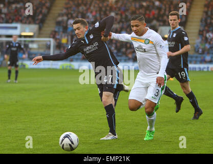 Dundee, Schottland. 22. April 2015. Schottische Premier League. Dundee gegen Celtic. Emilio Izaguirre und Alex Harris Kampf um den Ball Credit: Action Plus Sport/Alamy Live News Stockfoto