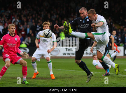 Dundee, Schottland. 22. April 2015. Schottische Premier League. Dundee gegen Celtic. Leigh Griffiths und James McPake Herausforderung für den hohen Ball Credit: Action Plus Sport/Alamy Live News Stockfoto