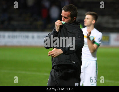 Dundee, Schottland. 22. April 2015. Schottische Premier League. Dundee gegen Celtic. Ronny Deila küsst das keltische Abzeichen, nachdem das Spiel Credit: Action Plus Sport/Alamy Live News Stockfoto