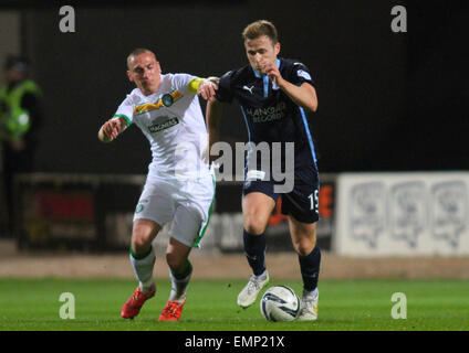 Dundee, Schottland. 22. April 2015. Schottische Premier League. Dundee gegen Celtic. Scott Brown und Greg Stewart Credit: Action Plus Sport/Alamy Live News Stockfoto