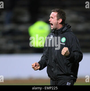 Dundee, Schottland. 22. April 2015. Schottische Premier League. Dundee gegen Celtic. Ronnie Deila brüllt in Richtung der Celtic-Fans Credit: Action Plus Sport/Alamy Live News Stockfoto