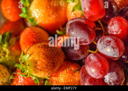 Rote Trauben und Erdbeeren mit Wassertropfen Stockfoto