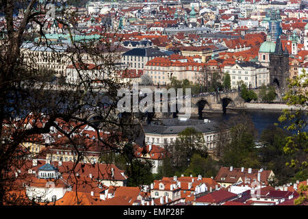 Blick vom Petrin-Hügel zur Karlsbrücke Prag Moldau Altstadt Prag Tschechische Republik Prag Stadtbild Stockfoto