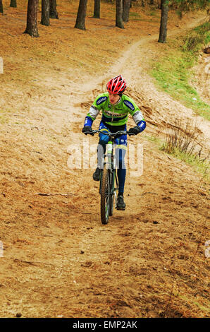 Die Republik Belarus Championship der Langlauf Radsport 19.10. 2014 - der Waldroute. Männer fahren Rennen Bühne. Stockfoto