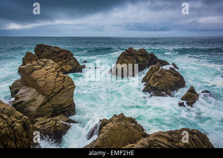 Wellen und Felsen im Pazifik, gesehen von der 17 Mile Drive in Pebble Beach, Kalifornien. Stockfoto