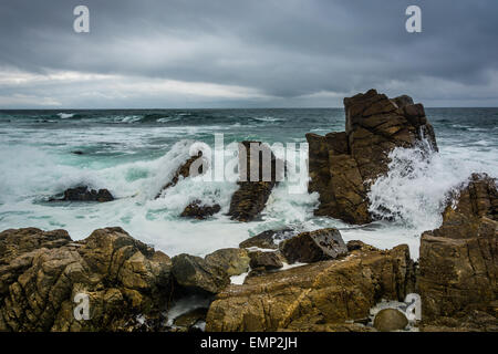 Wellen auf den Felsen im Pazifik, gesehen von der 17 Mile Drive in Pebble Beach, Kalifornien. Stockfoto