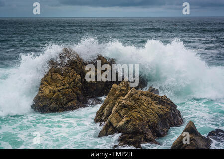 Wellen auf den Felsen im Pazifik, gesehen von der 17 Mile Drive in Pebble Beach, Kalifornien. Stockfoto