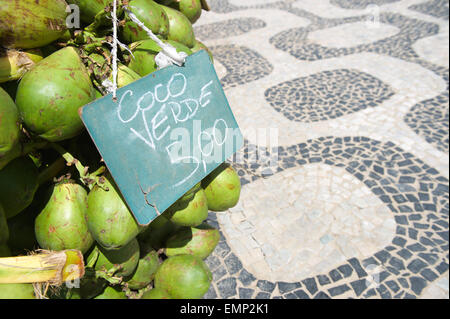 Handschriftliche Zeichen Werbung des Preis in brasilianischen Real ruht auf Haufen von frischen grünen brasilianischen Coco Verde Kokosnüsse Ipanema Stockfoto